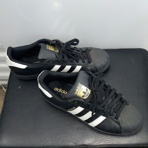 Men’s Black and White Classic Sneakers